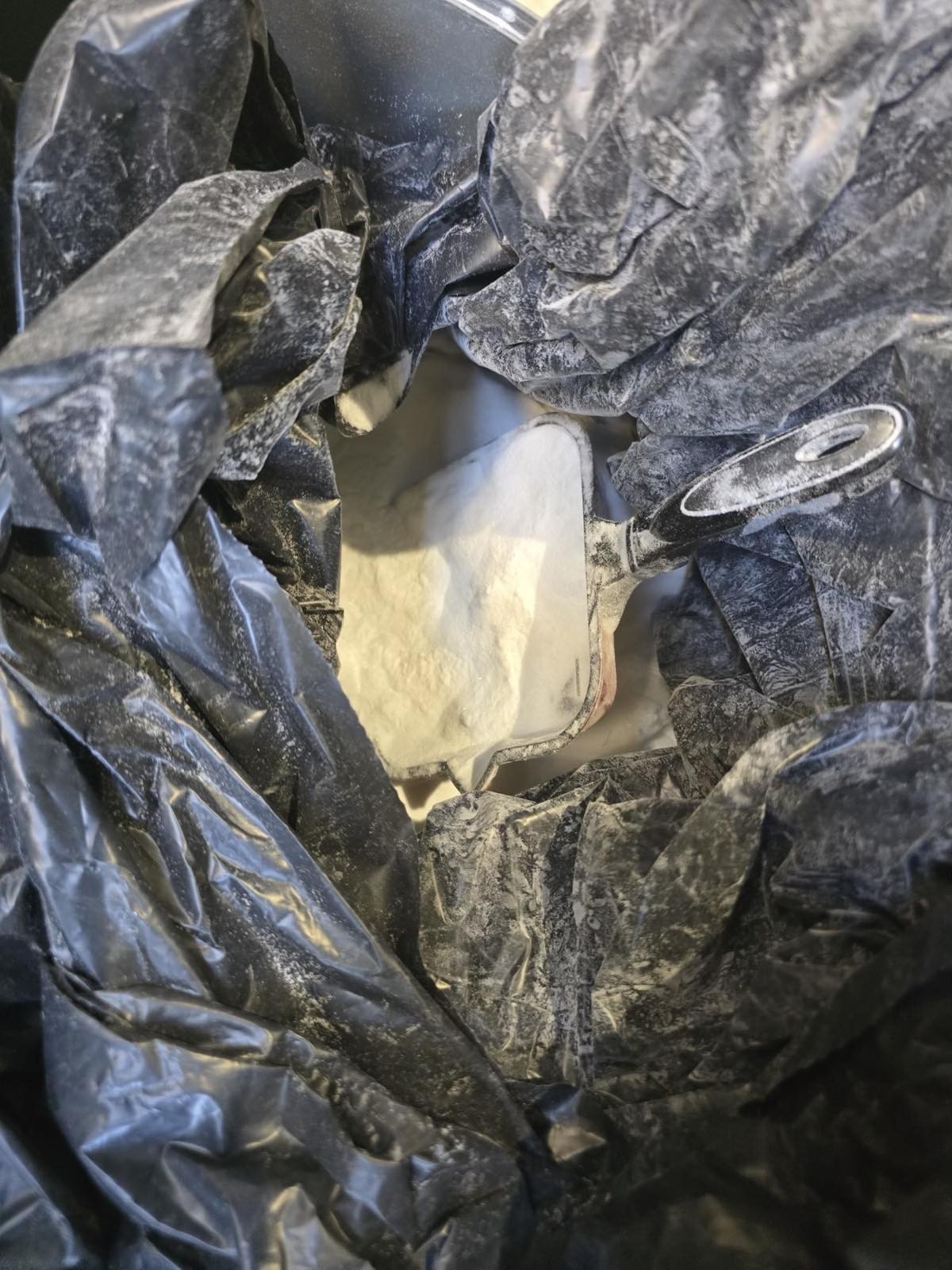 Λευκή ουσία μέσα σε πλαστική συσκευασία που εξετάστηκε από την ΥΚΑΝ