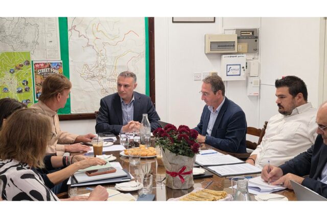 Ο Υπουργός Γεωργίας, Αγροτικής Ανάπτυξης και Περιβάλλοντος επισκέφθηκε Μαλούντα και Παλαιχώρι και συζήτησε με παραγωγούς και εκπροσώπους των τοπικών αρχών