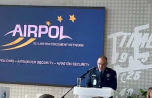 Βρήκαν χρήματα σε αεροδρόμιο και τα παρέδωσαν – Τιμήθηκαν δύο πολίτες Βρήκαν χρήματα σε αεροδρόμιο και τα παρέδωσαν – Τιμήθηκαν δύο πολίτες