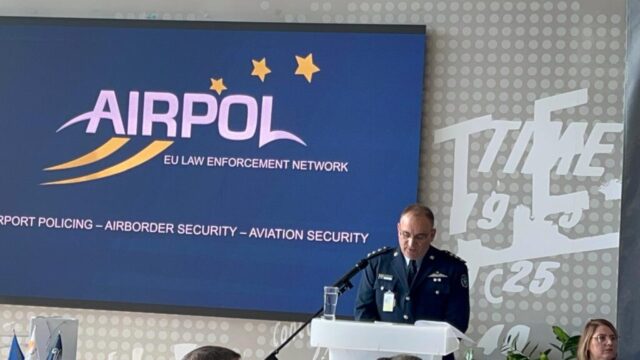 Βρήκαν χρήματα σε αεροδρόμιο και τα παρέδωσαν – Τιμήθηκαν δύο πολίτες