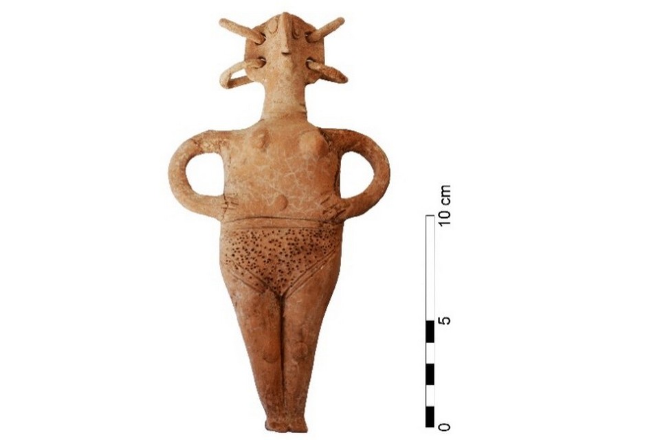 Eικ. 2: Γυναικείο ειδώλιο με κεφαλή πτηνού, 1350-1300 π.Χ.
