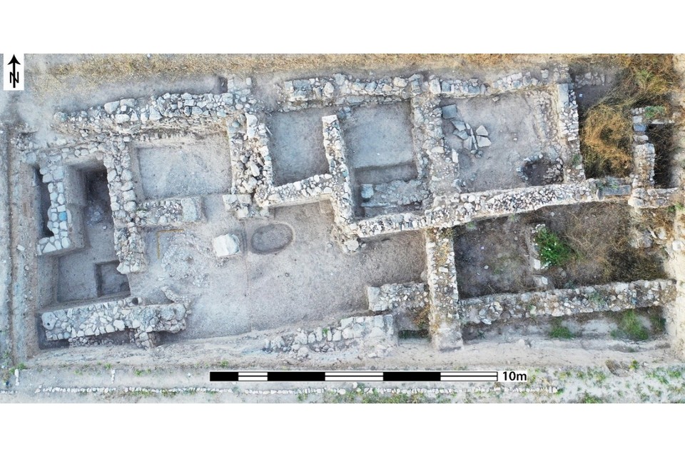 Εικ. 3: Αστική Συνοικία 1, όπου διακρίνονται στρώματα κατοίκησης που χρονολογούνται από τον 17ο έως τον 12ο αιώνα π.Χ.