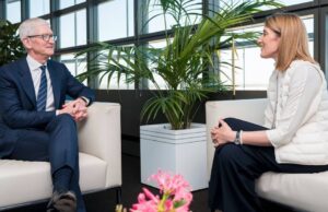 Ο Τιμ Κουκ της Apple χαιρετίζει τη δράση της ΕΕ για την προστασία των παιδιών στο διαδίκτυο