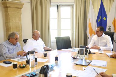 Υπουργός Εσωτερικών ‒ Πρόεδρος Ένωσης Κοινοτήτων Κύπρου και Κοινοτάρχες Αγίας Ειρήνης, Νικηταρίου, Κανναβιών, Ξυλιάτου