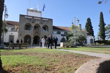 Πρόεδρος της Δημοκρατίας ‒ Ανδριάντας του Αρχιεπισκόπου Μακαρίου Γ΄