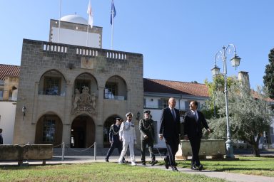Πρόεδρος της Δημοκρατίας ‒ Ανδριάντας του Αρχιεπισκόπου Μακαρίου Γ΄
