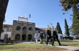 Πρόεδρος της Δημοκρατίας ‒ Ανδριάντας του Αρχιεπισκόπου Μακαρίου Γ΄