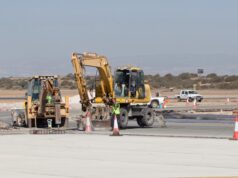 Βρετανικές Βάσεις: 8 θέσεις εργασίας σε Ακρωτήρι και Επισκοπή – Δείτε στο Carierista Εργαζόμενοι και μηχανήματα σε εργασίες υποδομής στη RAF Ακρωτηρίου, σε αρχειακή φωτογραφία της 4ης Οκτωβρίου 2016.