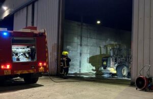 Λάρνακα: Εκτεταμένες ζημιές σε εκσκαφέα από πυρκαγιά σε υποστατικό