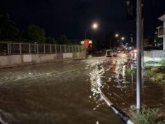 Непогода: водитель эвакуирован с затопленной дороги