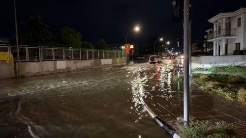 Κακοκαιρία: Απομακρύνθηκε οδηγός από πλημμυρισμένο δρόμο Κακοκαιρία: Απομακρύνθηκε οδηγός από πλημμυρισμένο δρόμο
