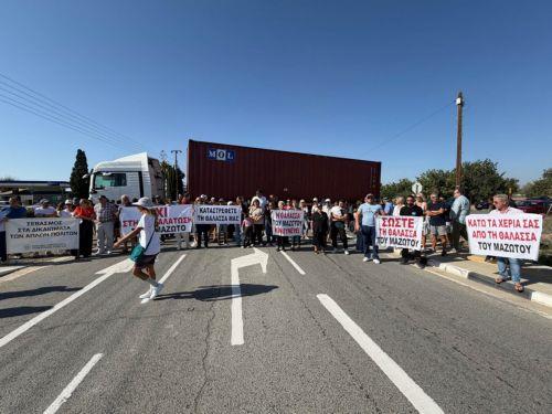 Μαζωτός: Έκλεισαν για 30 λεπτά τον δρόμο διαμαρτυρόμενοι για τη μονάδα αφαλάτωσης
