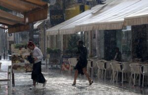 Πορτοκαλί προειδοποίηση: Εντονότερα φαινόμενα σε δυτικά και νότια παράλια Πορτοκαλί προειδοποίηση: Εντονότερα φαινόμενα σε δυτικά και νότια παράλια