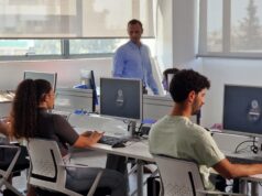 Αρχειακή φωτογραφία εργαστηρίου υπολογιστών του Frederick στη Λεμεσό, 16 Μαΐου 2023