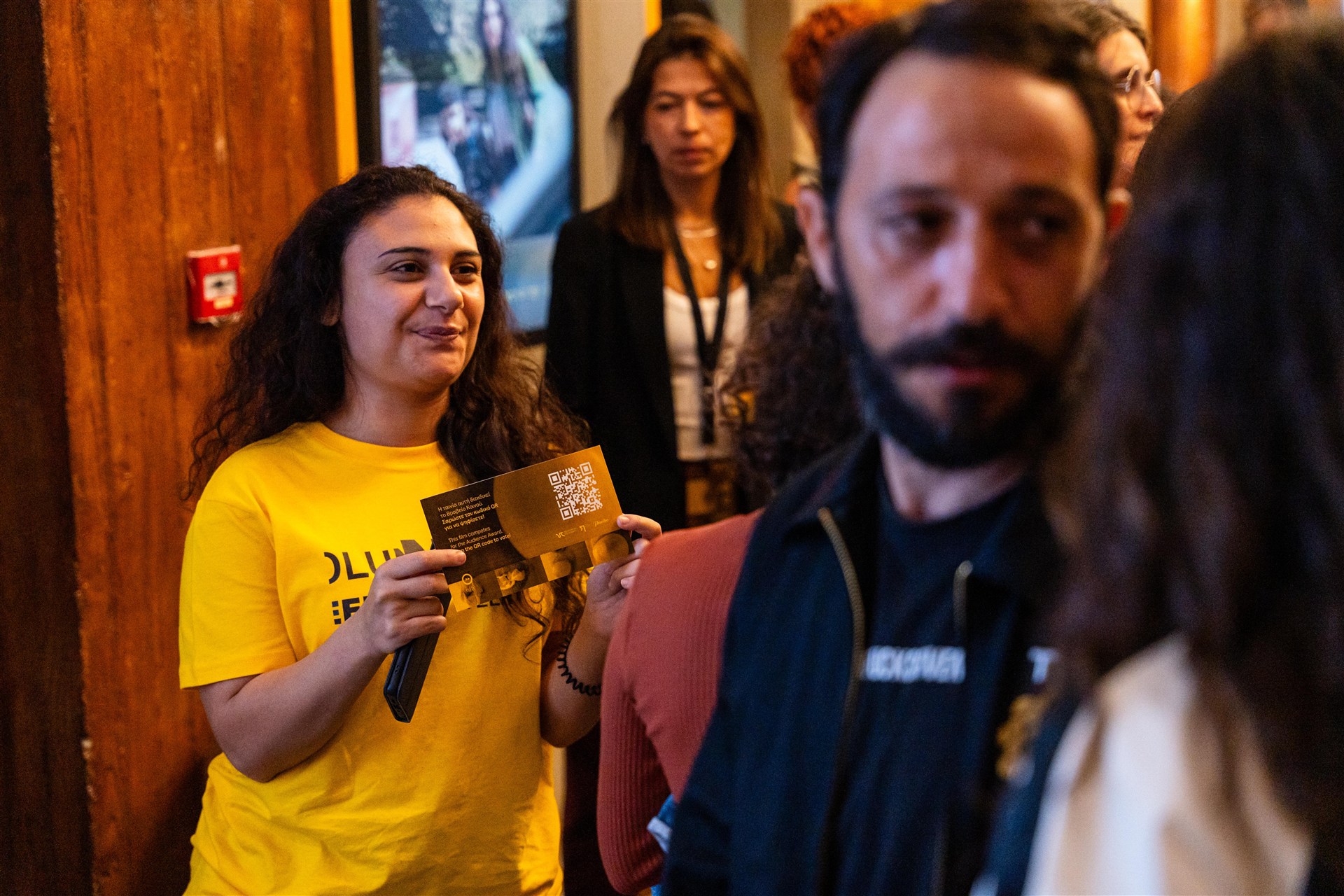 Εθελόντρια του ISFFC με έντυπο για την ψηφοφορία του Βραβείου Κοινού