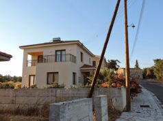 Δρόμος και κατοικία στην Ανώγυρα της επαρχίας Λεμεσού.