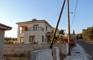 Δρόμος και κατοικία στην Ανώγυρα της επαρχίας Λεμεσού.