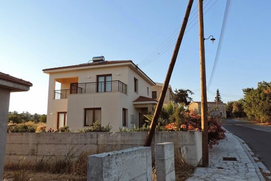 Δρόμος και κατοικία στην Ανώγυρα της επαρχίας Λεμεσού.