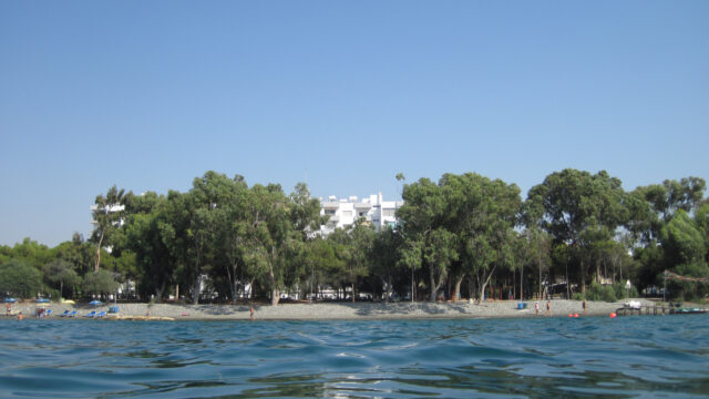 Ακτή Ολυμπίων–Miramare: Το κομμάτι που λείπει από την παραλιακή διαδρομή