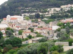 Δορά: Σχέδιο €115.517 για το διατηρητέο κτίριο του Κοινοτικού Συμβουλίου Άποψη της Δοράς με πετρόκτιστα σπίτια και την πλαγιά του χωριού.