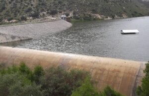Το φράγμα και ο υπερχειλιστής του ταμιευτήρα Πολεμιδιών