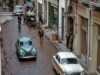 Ιστορική φωτογραφία εμπορικού δρόμου της Λεμεσού με καταστήματα, πεζούς και αυτοκίνητα