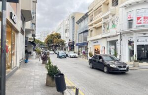 Πλακόστρωτο και κυβόλιθοι στην οδό Ανεξαρτησίας, στο κέντρο της Λεμεσού.