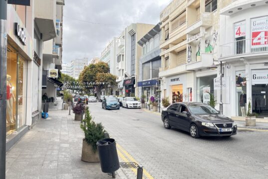 Πλακόστρωτο και κυβόλιθοι στην οδό Ανεξαρτησίας, στο κέντρο της Λεμεσού.