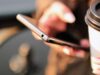 Χέρι που χρησιμοποιεί smartphone.