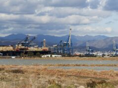 Το λιμάνι της Λεμεσού με γερανούς και λιμενικές εγκαταστάσεις.