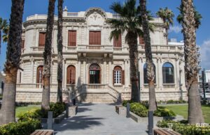 Η Δημοτική Πανεπιστημιακή Βιβλιοθήκη Λεμεσού με την ιστορική πρόσοψη και τους φοίνικες