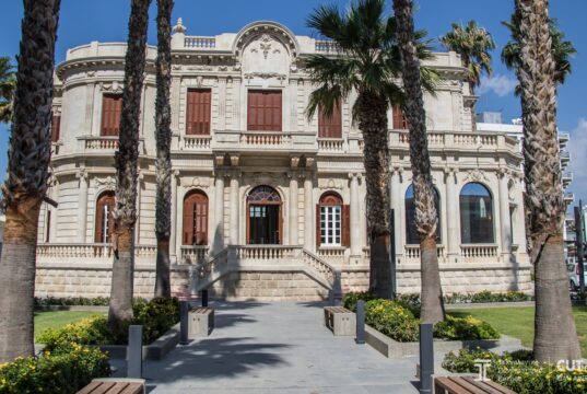 Η Δημοτική Πανεπιστημιακή Βιβλιοθήκη Λεμεσού με την ιστορική πρόσοψη και τους φοίνικες