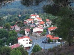 Κατοικίες και δρόμοι στον Μονιάτη της επαρχίας Λεμεσού