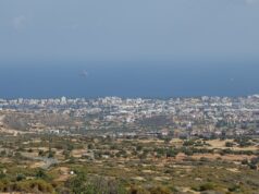Πανοραμική αρχειακή άποψη της ευρύτερης αστικής Λεμεσού από τα βόρεια υψώματα