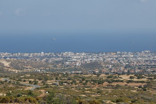 Πανοραμική αρχειακή άποψη της ευρύτερης αστικής Λεμεσού από τα βόρεια υψώματα