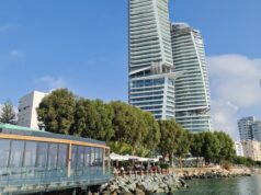 Πισίνα στην ταράτσα δυτικά της Μαρίνας: Το σχέδιο NEON και η λεπτομέρεια στον πίνακα κατοικιών Οικιστικοί πύργοι στη Λεμεσό