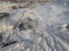 Λευκοί παράκτιοι βράχοι και κύματα στην Ακτή του Κυβερνήτη στο Πεντάκωμο