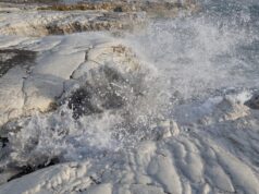 Λευκοί παράκτιοι βράχοι και κύματα στην Ακτή του Κυβερνήτη στο Πεντάκωμο
