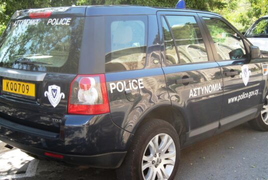 Όχημα της Αστυνομίας Κύπρου με τα διακριτικά ΑΣΤΥΝΟΜΙΑ και POLICE, σε φωτογραφία αρχείου.