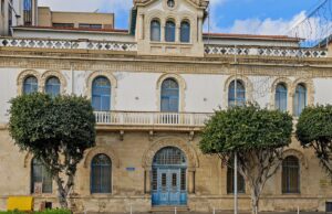 300+ αφίσες στη Λεμεσό: Οι Αποθήκες Παπαδάκη ανοίγουν στην παγκόσμια γραφιστική
