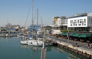 The Docks: Επτά όροφοι κατοικιών και χώροι εργασίας στην Τσιφλικουδιά Το παλιό λιμάνι της Λεμεσού σε αρχειακή φωτογραφία του 2021