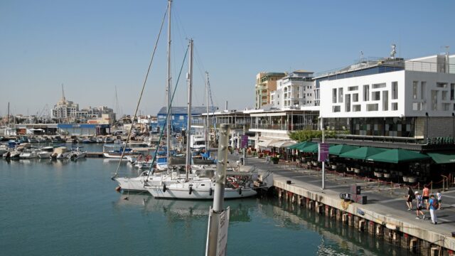 The Docks: Επτά όροφοι κατοικιών και χώροι εργασίας στην Τσιφλικουδιά Το παλιό λιμάνι της Λεμεσού σε αρχειακή φωτογραφία του 2021