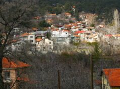 Οι Πλάτρες και το δασωμένο τοπίο της περιοχής σε χειμερινή λήψη