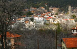 Οι Πλάτρες και το δασωμένο τοπίο της περιοχής σε χειμερινή λήψη