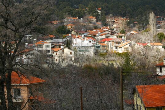 Οι Πλάτρες και το δασωμένο τοπίο της περιοχής σε χειμερινή λήψη