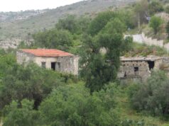 Εγκαταλελειμμένα πέτρινα κτίσματα στην Τρόζενα της επαρχίας Λεμεσού