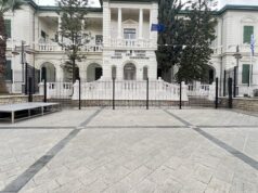 Το Διοικητήριο της Λεμεσού και η πλατεία μπροστά του
