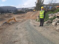 Ο Yehoshua Smukler στον χώρο του υπό ανέγερση σχολείου της Yael στη Λεμεσό