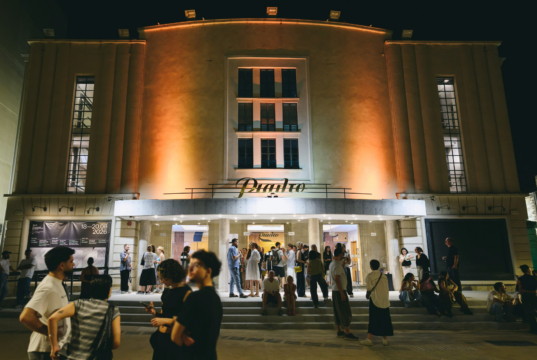 Η φωτισμένη πρόσοψη του Θεάτρου Ριάλτο στη Λεμεσό
