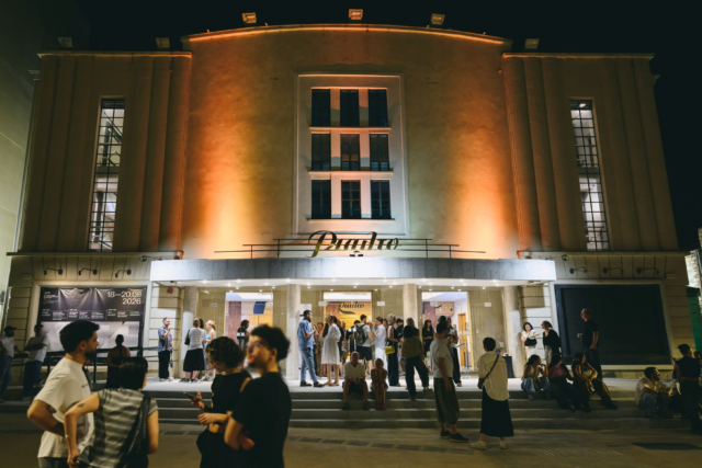 Θέατρο Ριάλτο στη Λεμεσό Η φωτισμένη πρόσοψη του Θεάτρου Ριάλτο στη Λεμεσό